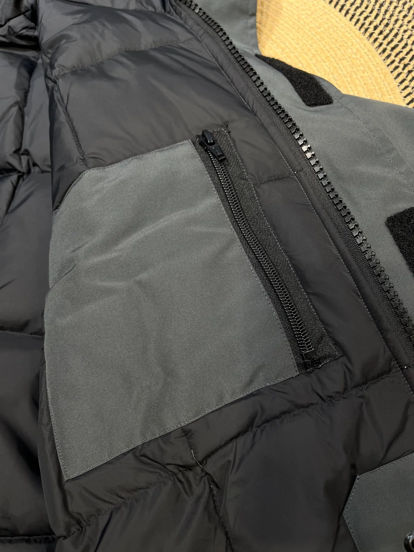 P840 𝘾𝘼𝙉𝘼𝘿𝘼 𝙂𝙊𝙊𝙎𝙀Big Goose 13# The design of Big Goose 13 is simple and elegant, a little longer than the 08 model, more suitable for men and suitable for business people. This down jacket is popular for its simple design, which is not only practical but also has a certain sense of fashion. In terms of applicability, the Daye 13 model provides good thermal insulation performance. Its thermal insulation coefficient is level 5, which can provide enough warmth and is suitable for wearing in cold environments. In addition, the Daye 13 model also has a high cost performance. Compared with other models, it provides a better balance between price and performance, making it more competitive in the market.  size：xs-xxl